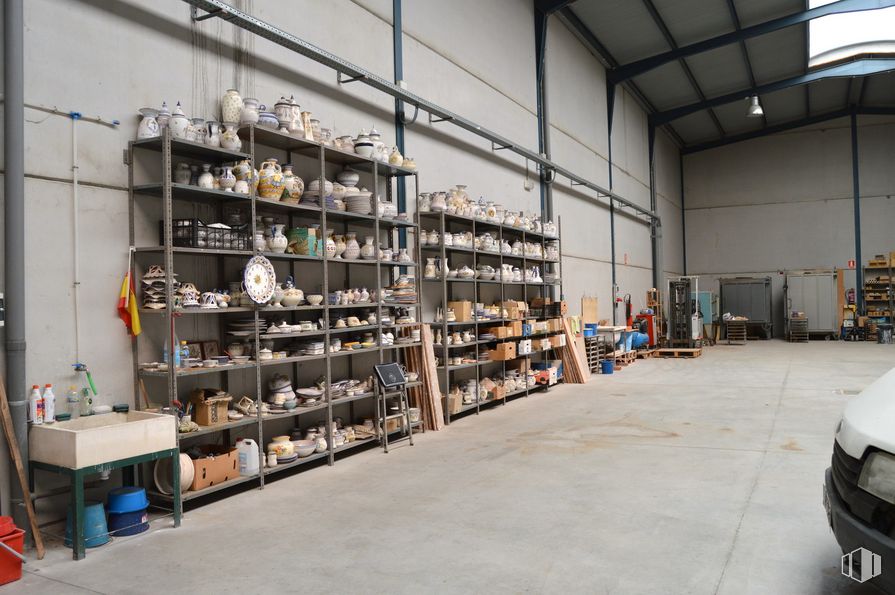 Industrial for sale at Calle Severo Ochoa, 90, Talavera de la Reina, Toledo, 45614 with table, car, furniture, wood, shelf, shelving, vehicle registration plate, automotive design, floor and mass production around