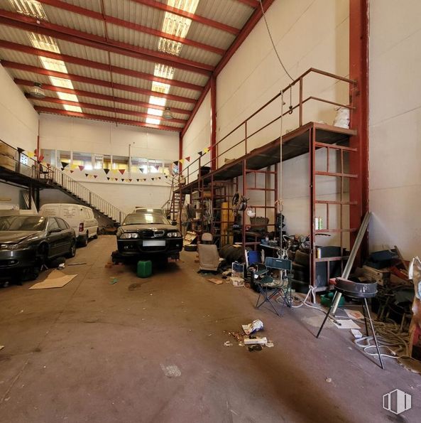 Industrial for sale at Calle Juan de la Cierva, Valdemoro, Madrid, 28341 with car, vehicle, wheel, motor vehicle, tire, hood, floor, flooring, automotive design and wood around