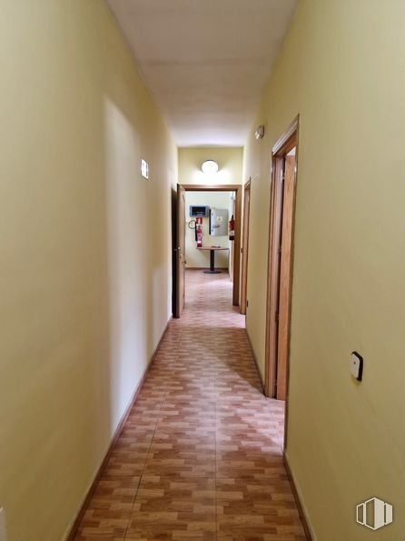 Nave en alquiler en Calle Adaptación, Getafe, Madrid, 28906 con puerta, accesorio, madera, hall, suelos, edificio, suelo, madera dura, techo y pintura alrededor