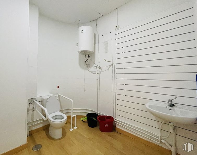 Local en alquiler en Pasaje Colón, Valdemoro, Madrid, 28341 con inodoro, fregadero, secador de manos, suelos, pared, suelo, accesorios de fontanería, cuarto de baño, asiento del inodoro y interiorismo alrededor