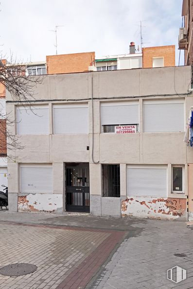 Local en venta en Avenida Betanzos, 42, Fuencarral - El Pardo, Madrid, 28029 con puerta, ventana, edificio, cielo, asfalto, superficie de la carretera, diseño urbano, zona residencial, fachada y ciudad alrededor