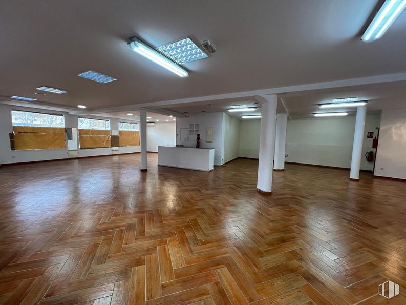 Retail for rent at Zona centro, Ciempozuelos, Madrid, 28350 with light fixture, lighting, flooring, floor, wood, ceiling, wood flooring, interior design, tile flooring and hall around