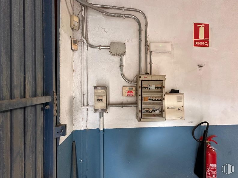 Nave en venta en Calle Cabo Trafalgar, Arganda del Rey, Madrid, 28500 con extintor de incendios, accesorio, pared, rojo, gas, electricidad, cableado eléctrico, suministro eléctrico, máquina y madera alrededor