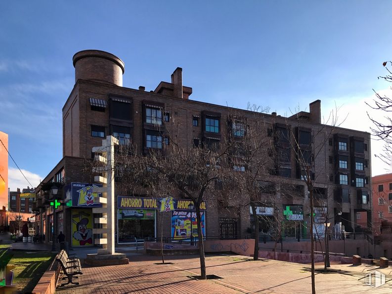 Local en alquiler y venta en Calle Alcalá, 222, Ciudad Lineal, Madrid, 28027 con edificio, cielo, ventana, planta, superficie de carretera, luz de la calle, diseño urbano, ladrillo, barrio y nube alrededor