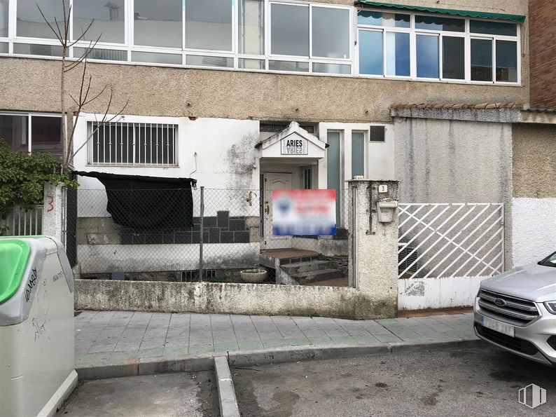 Local en venta en Calle Tejoneras, 6, Galapagar, Madrid, 28260 con ventana, coche, luz de estacionamiento, vehículo, blanco, edificio, capó, asfalto, superficie de la carretera y iluminación del automóvil alrededor