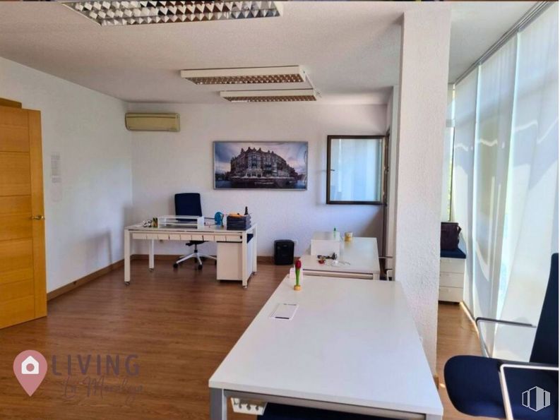 Oficina en alquiler en Calle Gran Vía, Majadahonda, Madrid, 28220 con escritorio, ventana, mesa, puerta, propiedad, madera, interiorismo, suelos, suelo y sala de estar alrededor