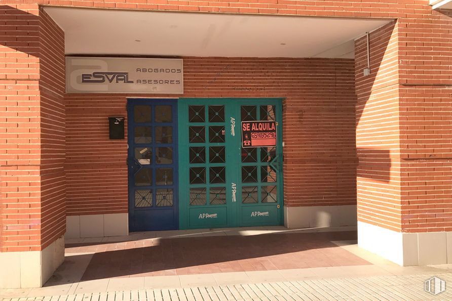 Retail for sale & for rent at Avenida Pablo Iglesias, 12, Tarancón, Cuenca, 16400 with door, property, fixture, wood, brick, brickwork, shade, building material, composite material and rectangle around