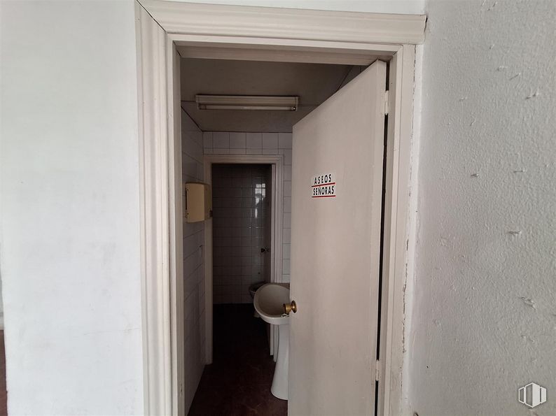 Local en alquiler en Calle Altamirano, 22, Moncloa - Aravaca, Madrid, 28008 con inodoro, edificio, puerta, accesorio, madera, asa, puerta de casa, gas, material compuesto y habitación alrededor