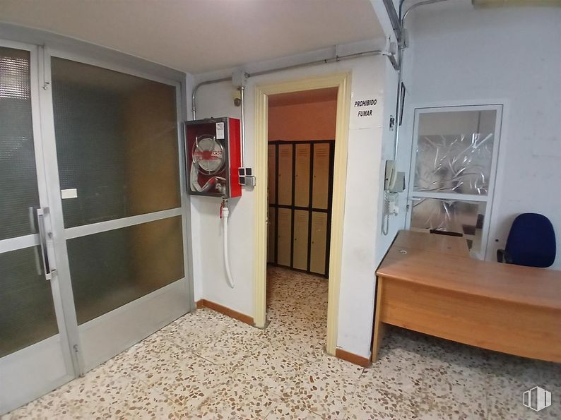 Retail for rent at Plaza Santa Lucía, Talavera de la Reina, Toledo, 45600 with door, desk, table, property, building, window, wood, fixture, interior design and floor around