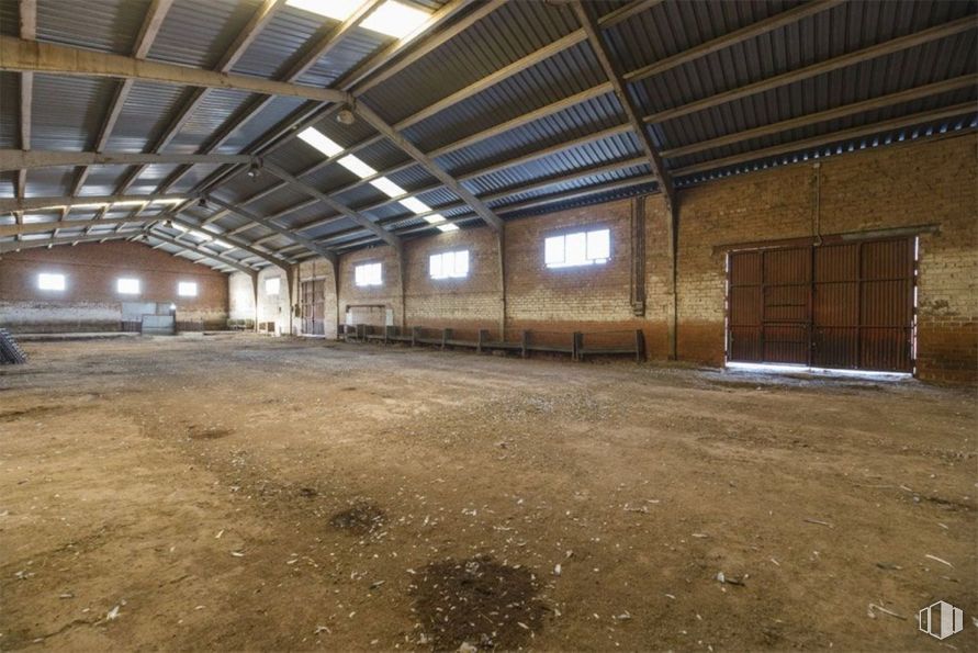 Industrial for sale at Calle Méntrida, s/n, Valmojado, Toledo, 45940 with building, wood, beam, hall, floor, window, flooring, ceiling, warehouse and house around