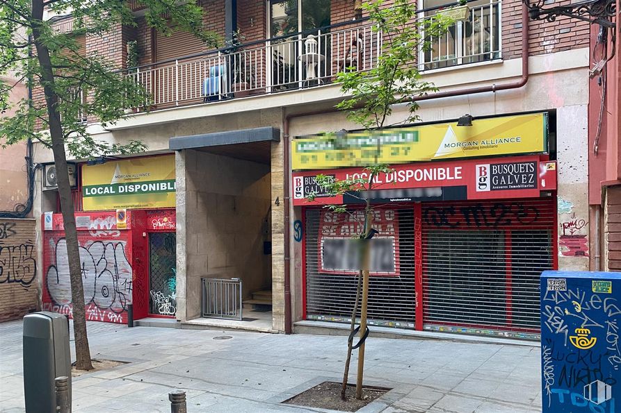 Retail for sale at Calle Espejo, 4, Centro, Madrid, 28013 with building, fixture, window, architecture, tree, sidewalk, facade, road surface, city and gas around