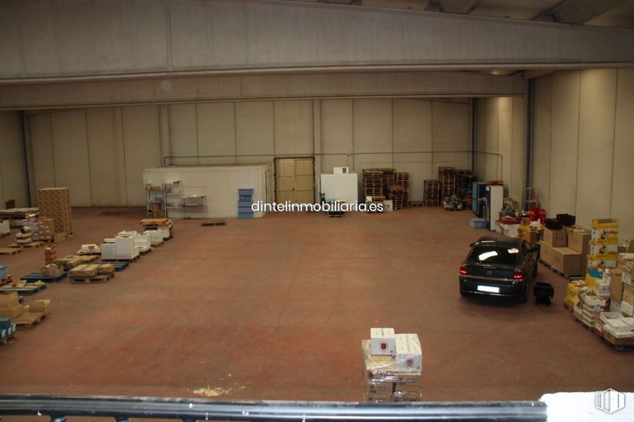 Industrial for sale at Polígono Vicolozano, Ávila, 05194 with toy vehicle, wood, hall, flooring, building, floor, car, hardwood, motor vehicle and automotive design around