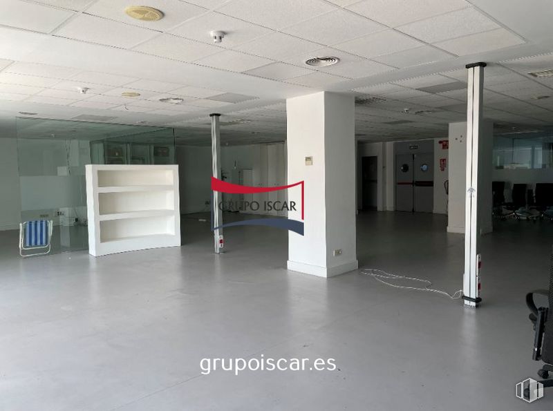 Oficina en venta en Calle Miguel Fleta, 8, San Blas - Canillejas, Madrid, 28037 con estantería, propiedad, accesorio, pasillo, diseño de interiores, arquitectura, suelo, edificio, piso y aparcamiento alrededor