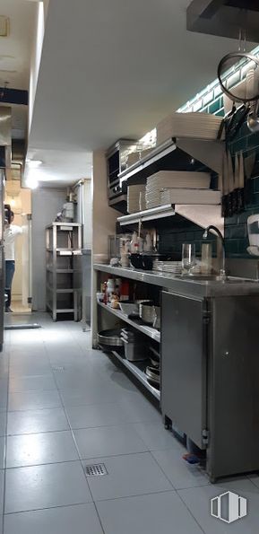 Retail for rent at Calle Toledo, Centro, Madrid, 28005 with person, cabinetry, shelf, shelving, interior design, kitchen, flooring, gas, building and countertop around