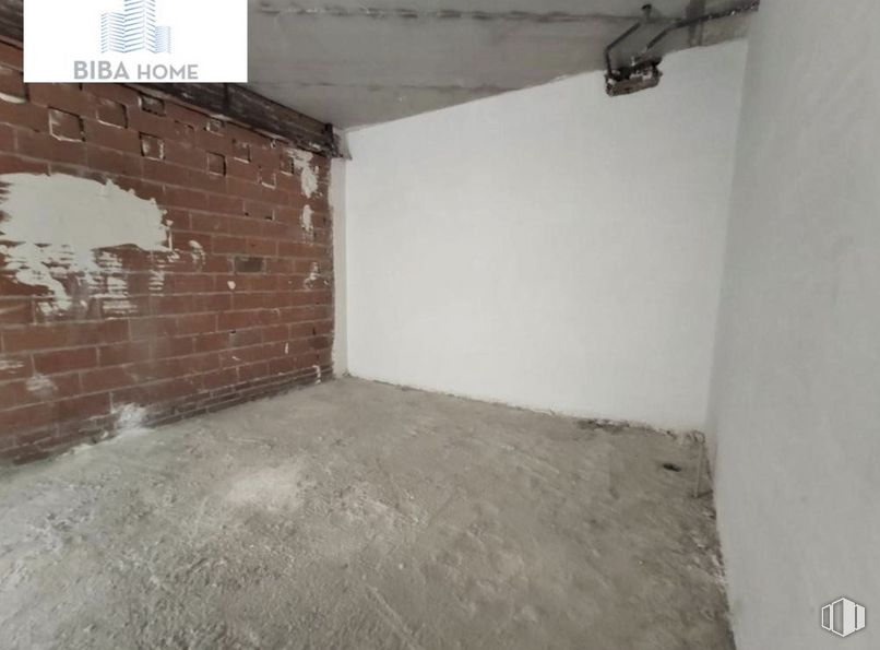 Retail for sale at Zona centro, Bustarviejo, Madrid, 28720 with floor, wood, composite material, flooring, building material, concrete, gas, brick, room and brickwork around