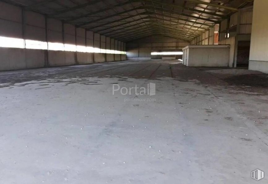 Industrial for sale at Zona Industrial, Torrejón del Rey, Guadalajara, 19174 with floor, flooring, road surface, composite material, wood, asphalt, building material, concrete, hall and ceiling around