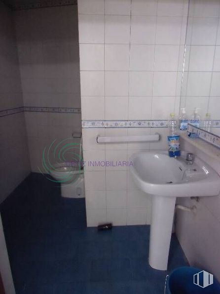 Retail for rent at Zona Centro, Cuenca, 16002 with sink, toilet, tap, plumbing fixture, bathroom sink, bathroom, purple, fluid, floor and wall around