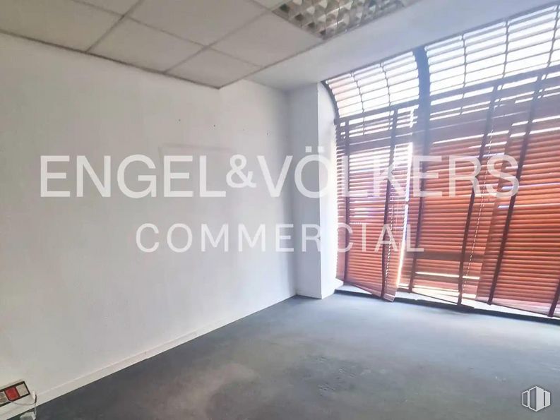 Office for rent at Calle Manuel Tovar, 16, Fuencarral - El Pardo, Madrid, 28034 with window blind, wood, interior design, floor, flooring, building, real estate, art, shade and hall around