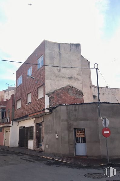 Retail for sale at Avenida San Fernando, 35, Quintanar de la Orden, Toledo, 45800 with building, door, cloud, sky, window, street light, asphalt, road surface, fixture and house around