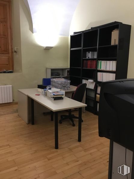 Oficina en alquiler en Calle Pasa, Centro, Madrid, 28005 con estantería, escritorio, mesa, alumbrado, mueble, silla, interiorismo, suelos, equipos de oficina y estantería alrededor