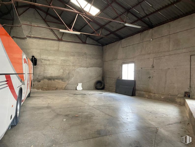 Industrial for sale & for rent at Zona avenida Libertad, La Puebla de Almoradiel, Toledo, 45840 with wheel, tire, window, van, bus, floor, flooring, ceiling, hall and building material around