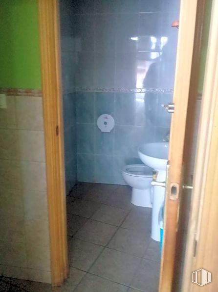 Retail for sale at Zona Francisco Aguirre, Talavera de la Reina, Toledo, 45600 with sink, toilet, plumbing fixture, toilet seat, bathroom, fixture, purple, wood, plumbing and floor around