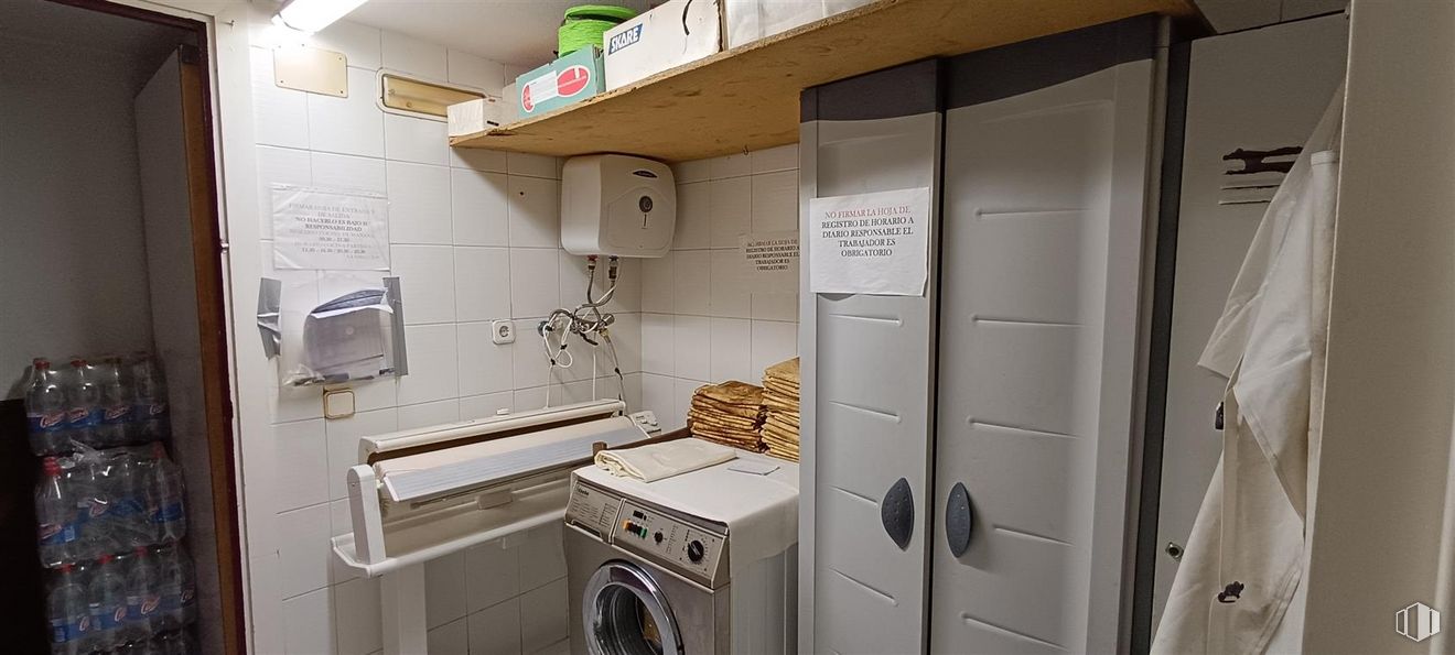 Retail for rent at Calle Castilla, 15, Tetuán, Madrid, 28039 with washing machine, home appliance, laundry room, cabinetry, clothes dryer, interior design, major appliance, floor, kitchen and kitchen appliance around