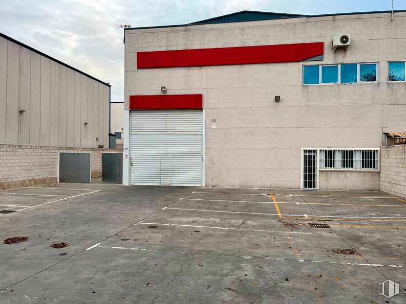 Industrial for rent at Calle Fundición, 101, Rivas-Vaciamadrid, Madrid, 28529 with window, asphalt, composite material, concrete, building material, paint, tar, daylighting, steel and garage door around