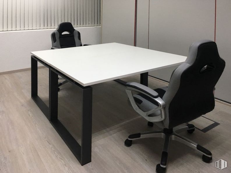 Oficina en alquiler en Edificio Oficant, Ronda Poniente, 15, Tres Cantos, Madrid, 28760 con silla, escritorio, mesa, mueble, silla de oficina, interiorismo, suelo, suelos, apoyabrazos y madera alrededor