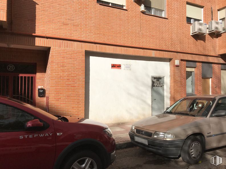 Retail for rent at Calle Alquiles, 21, San Blas - Canillejas, Madrid, 28022 with wheel, car, window, tire, automotive parking light, land vehicle, vehicle, automotive side marker light, photograph and building around