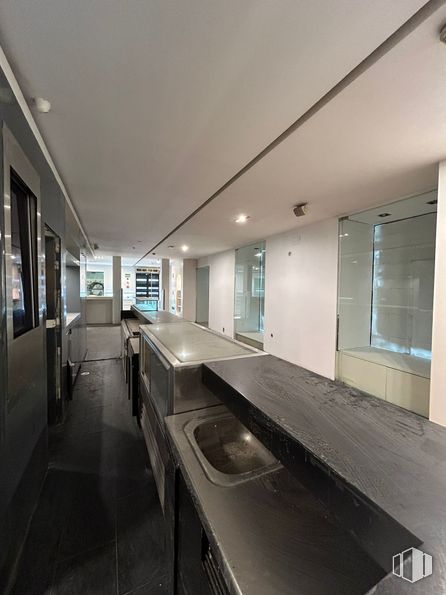 Retail for rent at Calle Infantas, 19, Centro, Madrid, 28004 with sink, countertop, building, fixture, interior design, table, house, window, flooring and floor around