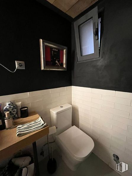 Retail for rent at Calle Juan de Herrera, Centro, Madrid, 28013 with toilet, table, picture frame, lighting, interior design, building, bathroom, sink, floor and plumbing fixture around