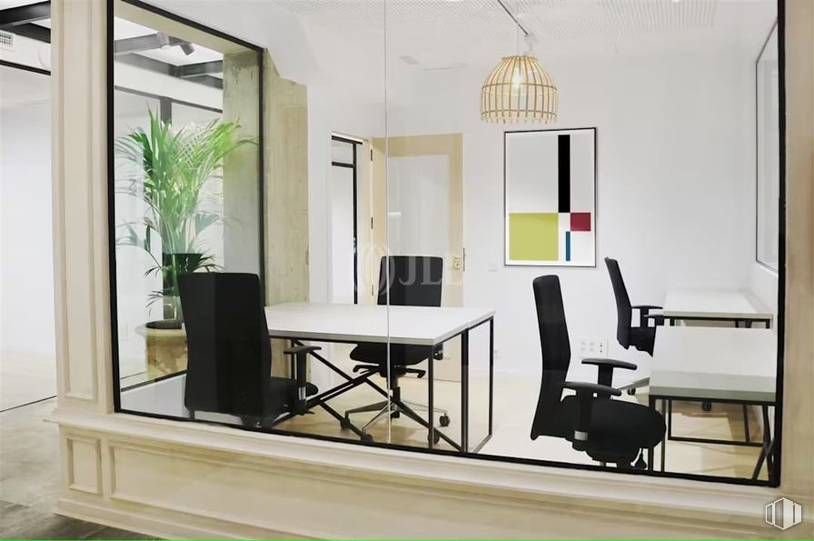 Oficina en alquiler en Avenida General Perón, Tetuán, Madrid, 28020 con alumbrado, silla, planta de interior, mesa, mueble, interiorismo, suelos, suelo, techo y vidrio alrededor