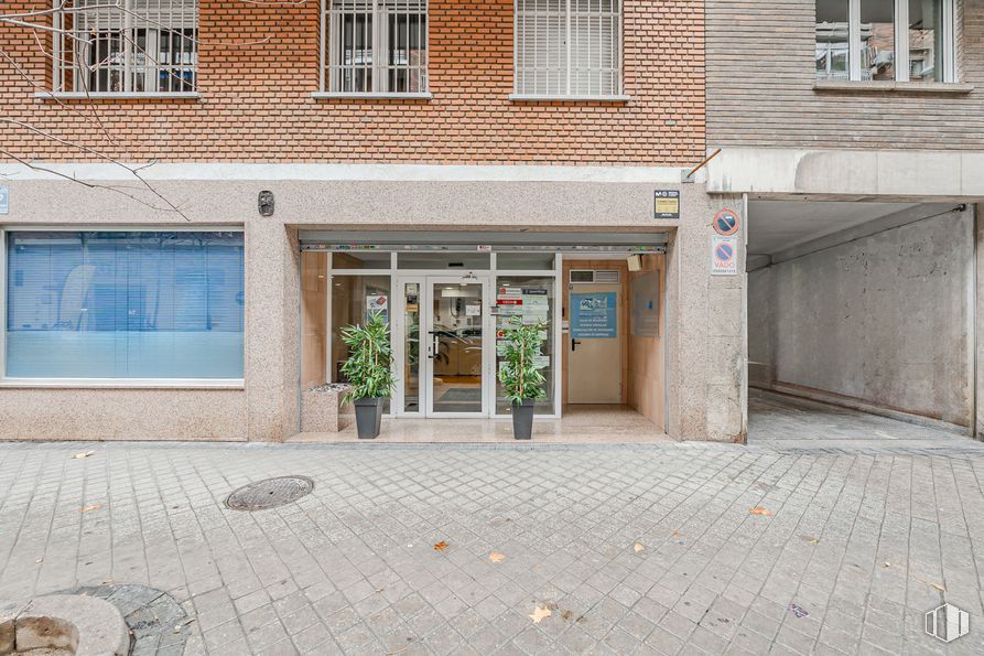 Retail for sale at Calle Núñez Morgado, Chamartín, Madrid, 28036 with window, door, building, wall, composite material, concrete, apartment, brick, brickwork and sidewalk around