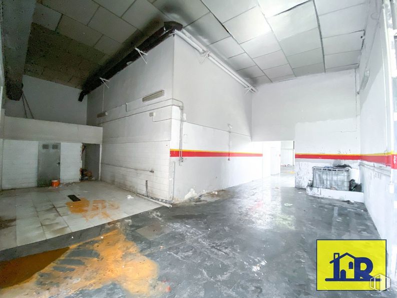 Industrial for sale & for rent at Avenida Cruz Roja Española, Cuenca, 16002 with building, interior design, architecture, house, flooring, floor, hall, composite material, asphalt and gas around