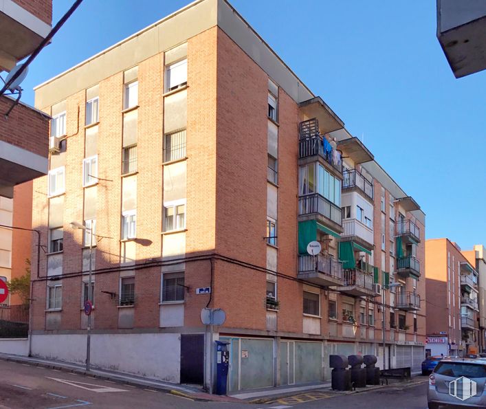 Local en venta en Calle Hernán Cortés, 12, Majadahonda, Madrid, 28220 con coche, edificio, cielo, propiedad, ventana, neumático, azul, infraestructura, luz de la calle y diseño urbano alrededor