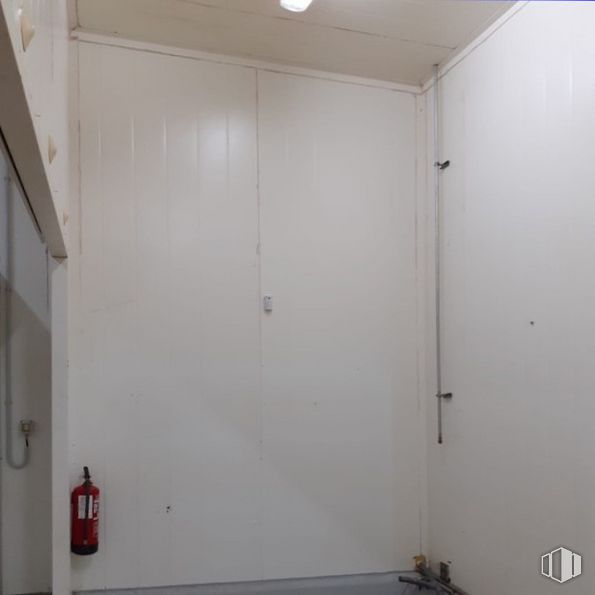 Industrial for sale at Avenida Fuenlabrada, Humanes de Madrid, Madrid, 28970 with wardrobe, door, fire extinguisher, fixture, wood, floor, flooring, paint, gas and automotive exterior around