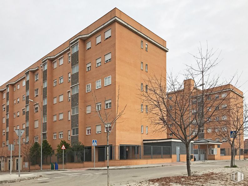 Retail for sale at Calle José Hierro, 3, Coslada, Madrid, 28820 with building, sky, window, tree, architecture, brick, urban design, fixture, tower block and neighbourhood around