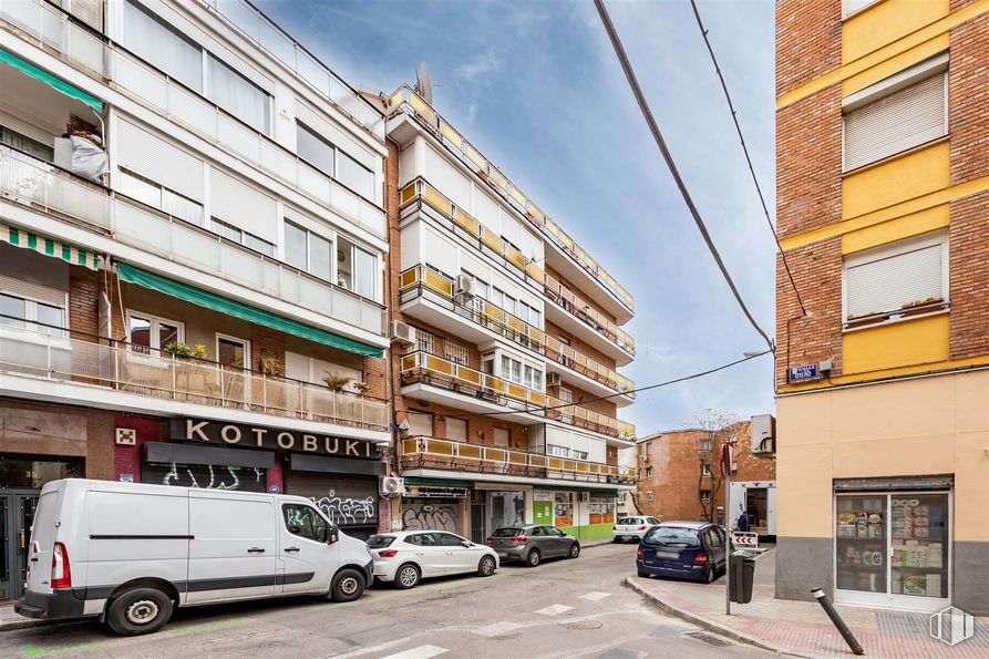 Local en alquiler en Calle Antonia Ruiz Soro, 37, Salamanca, Madrid, 28028 con camioneta, coche, edificio, ventana, rueda, neumático, vehículo terrestre, luz de estacionamiento, vehículo y cielo alrededor