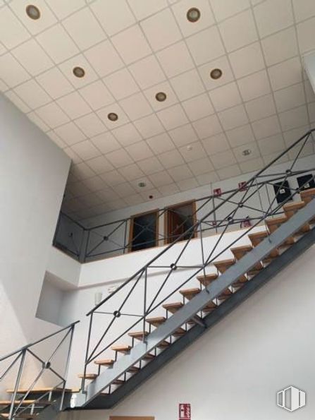 Industrial for rent at Zona industrial Alcalá de Henares, Alcalá de Henares, Madrid, 28806 with ceiling, flooring, interior design, stairs, floor, handrail, glass, metal, grey and building material around