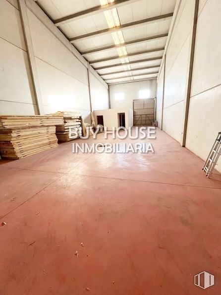 Industrial for sale at Polígono La Veredilla, Illescas, Toledo, 45200 with flooring, floor, tile flooring, ceiling, building material, wood stain, hall, plywood, daylighting and hardwood around