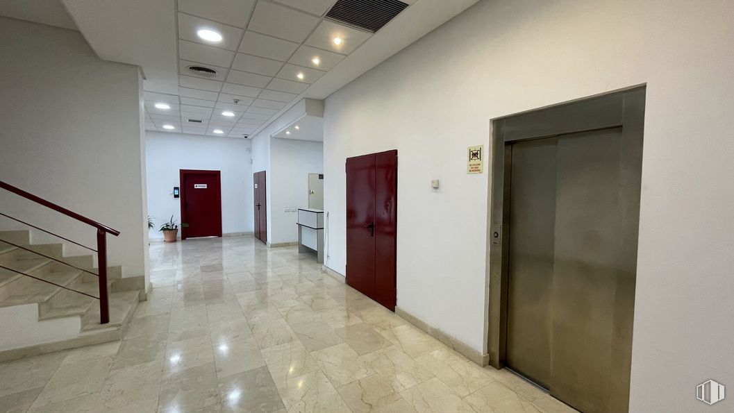 Oficina en alquiler y venta en Avenida Italia, 10, Coslada, Madrid, 28820 con puerta, diseño de interiores, arquitectura, pasillo, piso, suelo, madera, propiedad material, vidrio y techo alrededor