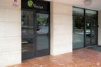 Retail for sale at Foro de Somosaguas, Calle Pinar Somosaguas, 89, Pozuelo de Alarcón, Madrid, 28223 with door, building, fixture, vehicle door, facade, flooring, automotive exterior, glass, tile flooring and composite material around