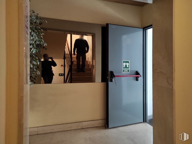 Nave en alquiler en Calle Manuel Tovar, Fuencarral - El Pardo, Madrid, 28034 con persona, puerta, accesorio, diseño de interiores, madera, pared, planta de interior, edificio, suelo y exterior automotriz alrededor