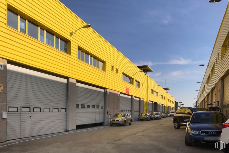 Industrial for sale at Calle Laguna del Marquesado, 36, Villaverde, Madrid, 28021 with car, window, building, automotive parking light, wheel, tire, sky, vehicle, cloud and vehicle registration plate around