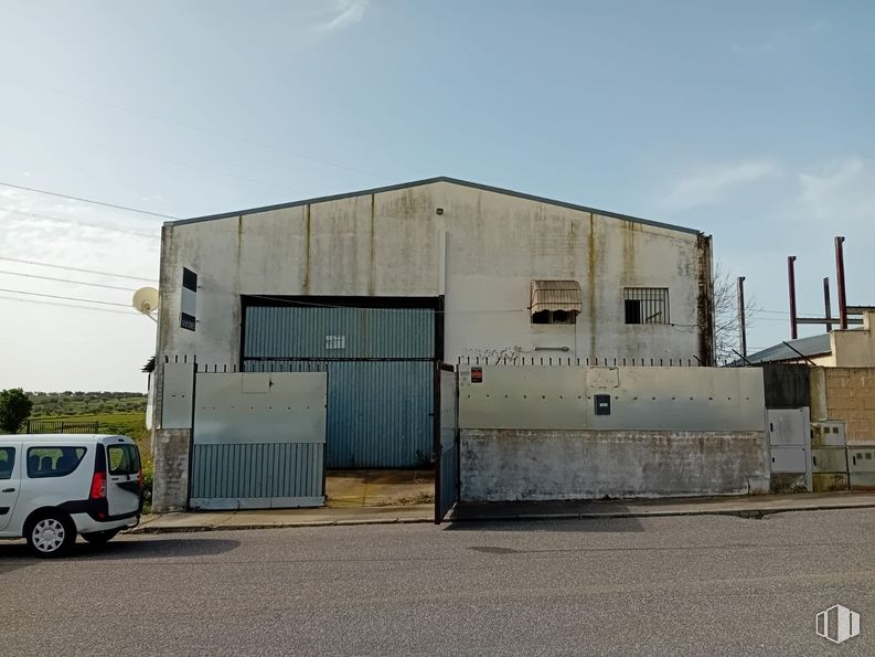 Industrial for sale at Zona Industrial, Cedillo del Condado, Toledo, 45214 with car, automotive parking light, sky, tire, wheel, vehicle, cloud, asphalt, facade and gas around