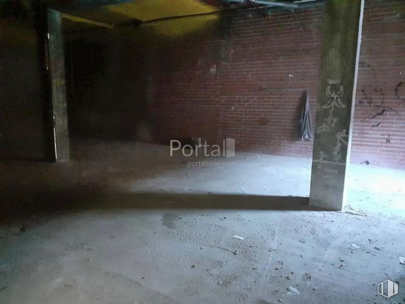 Retail for sale at Calle Magallanes, Torrijos, Toledo, 45500 with coffee table, wood, flooring, composite material, gas, tints and shades, concrete, metal, ceiling and building material around