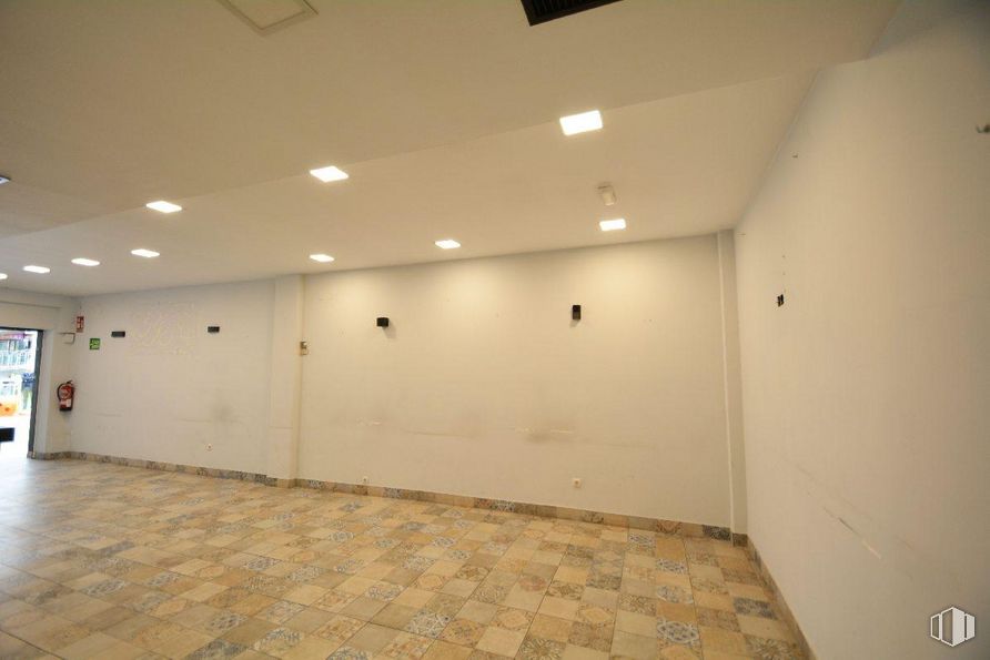 Retail for rent at Zona Burgo, Las Rozas de Madrid, Madrid, 28230 with wood, flooring, hall, floor, ceiling, event, space, track lighting, fixture and hardwood around