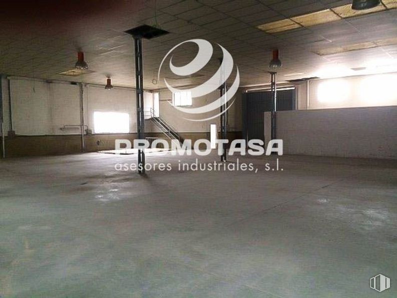 Nave en venta en Zona industrial, Paracuellos de Jarama, Madrid, 28860 con lámpara, edificio, suelos, madera, arte, tintes y matices, techo, fuente, espacio y evento alrededor