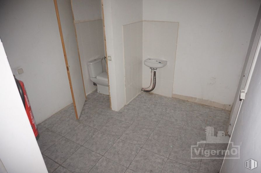 Local en venta en Avenida Constitución, Torrejón de Ardoz, Madrid, 28850 con taburete, casa, madera, suelos, suelo, edificio, accesorio, madera dura, techo y material compuesto alrededor